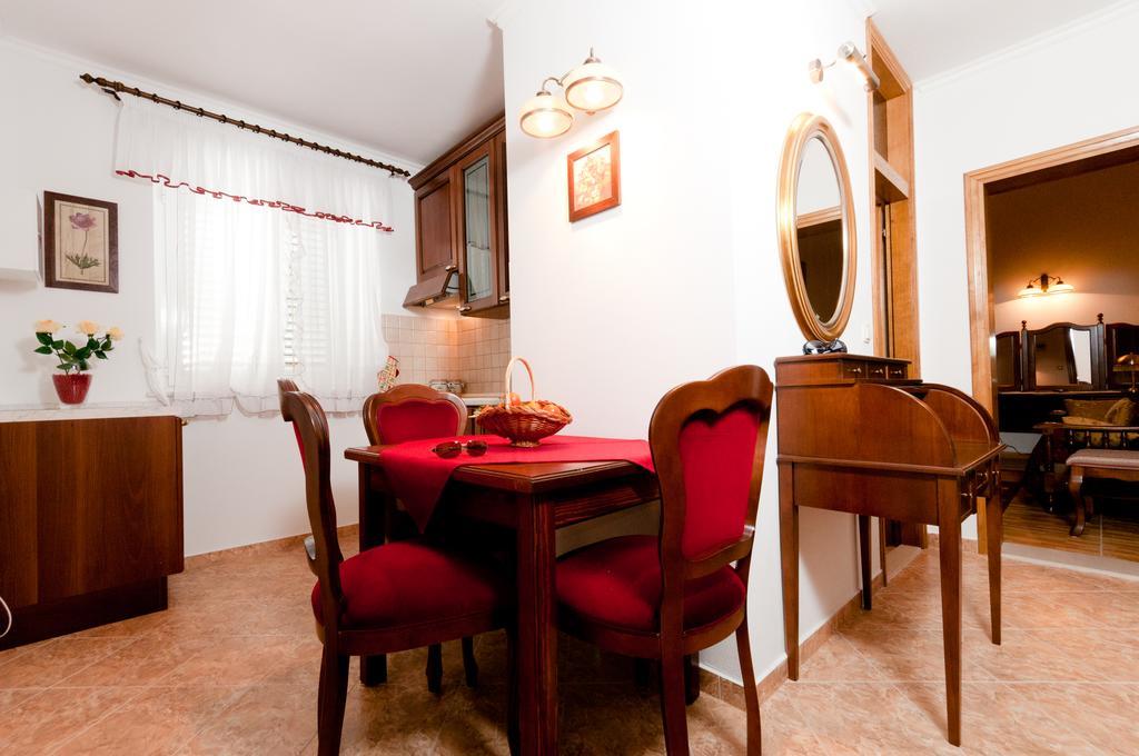 Apartments Barba Petra Dvori Сумартін Екстер'єр фото